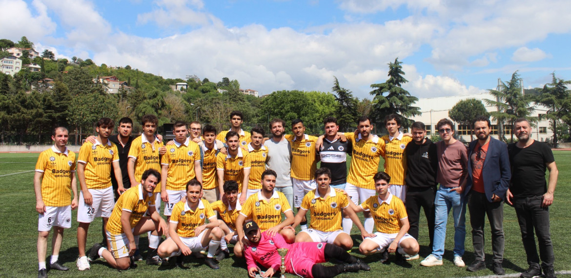 24 Ocak’ta başlayan Rektörlük Kupası’nda Marmara İletişim Fakültesi futbol takımı 27 Mayıs’ta İktisat Fakültesi ile oynadığı final maçında 4-1 mağlup olarak ikincilik kupasını aldı.